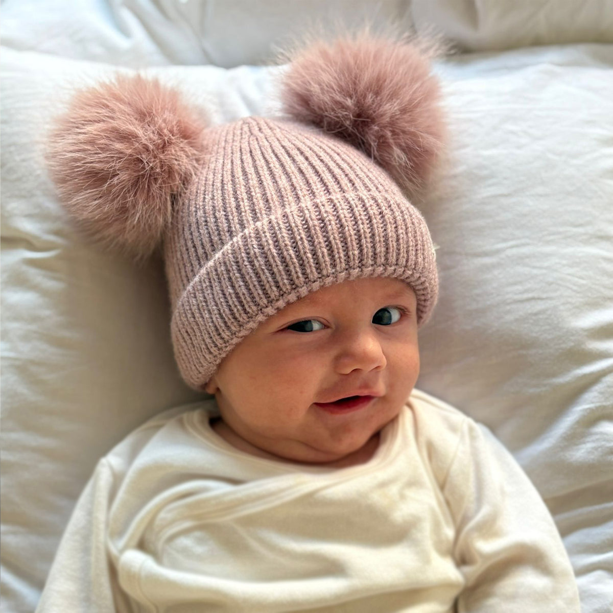 כובע 2 פונפונים סריג  - ורוד