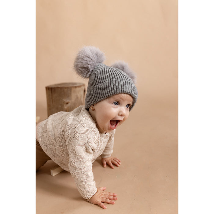 כובע 2 פונפונים סריג  - אפור