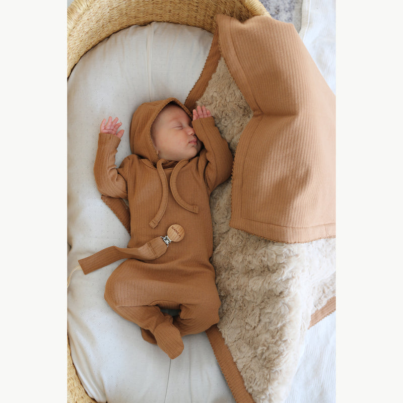 מארז ריב חום (שמיכה+אוברול+כובע קשירה+סרט+מחזיק מוצץ)