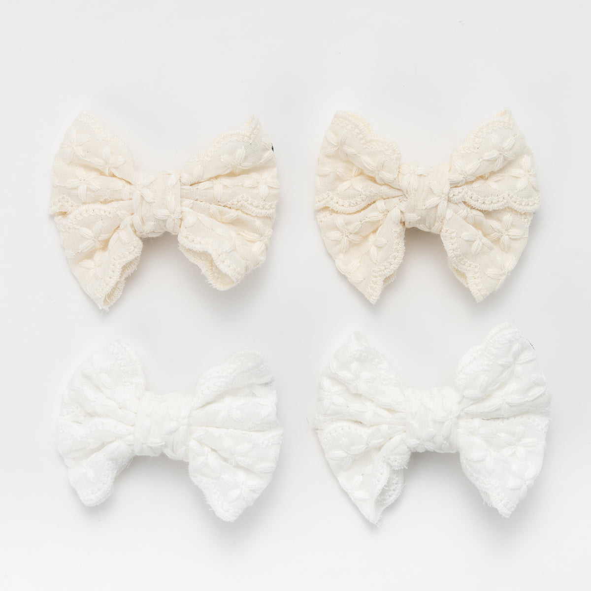 זוג פפיונים תחרה פרחים