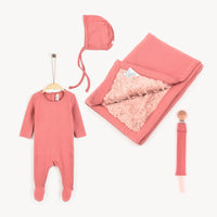 מארז ריב ורוד (שמיכה+אוברול+כובע קשירה+מחזיק מוצץ)