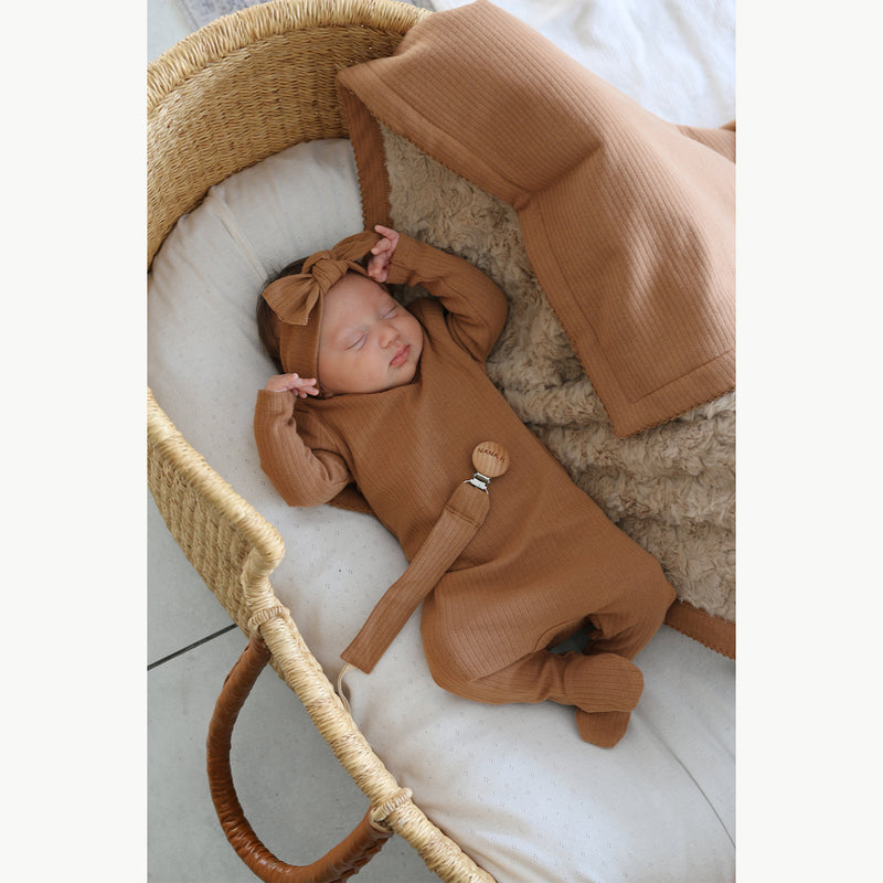 מארז ריב חום (שמיכה+אוברול+כובע קשירה+סרט+מחזיק מוצץ)