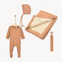 מארז ריב חום (שמיכה+אוברול+כובע קשירה+מחזיק מוצץ)