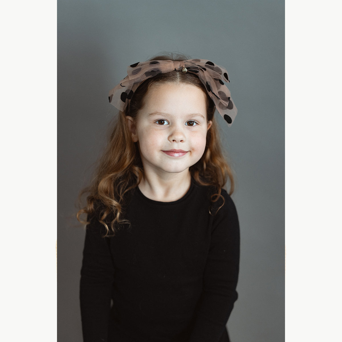 'קשת פפיון טול עיגולי קטיפה - בז