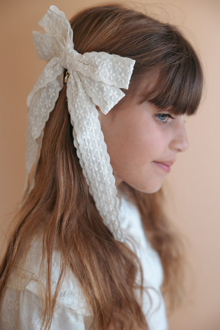 פפיון ארוך תחרה פרחים