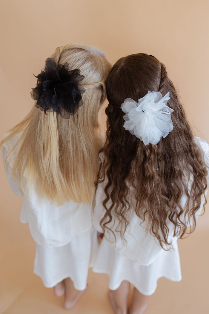 סיכת פרח טול לבן