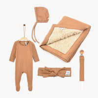 מארז ריב חום (שמיכה+אוברול+כובע קשירה+סרט+מחזיק מוצץ)