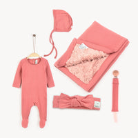 מארז ריב ורוד (שמיכה+אוברול+כובע קשירה+סרט+מחזיק מוצץ)